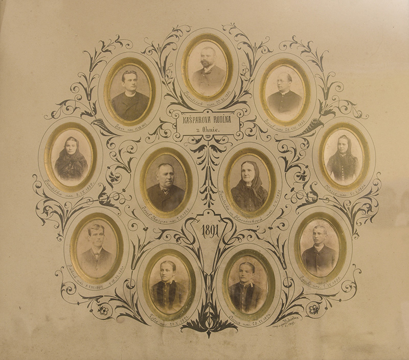 Tablo členů rodiny Kašparovy z roku 1891
